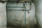 Au bas de l'escalier du bloc3, de dr&ocirc;les de marques au mur ( traces des tirs de FM ??)